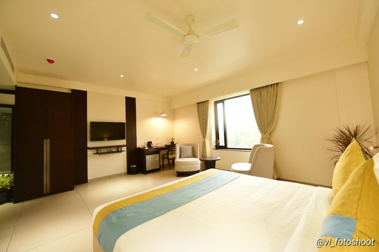 Hotel Cypress Nadiād Extérieur photo
