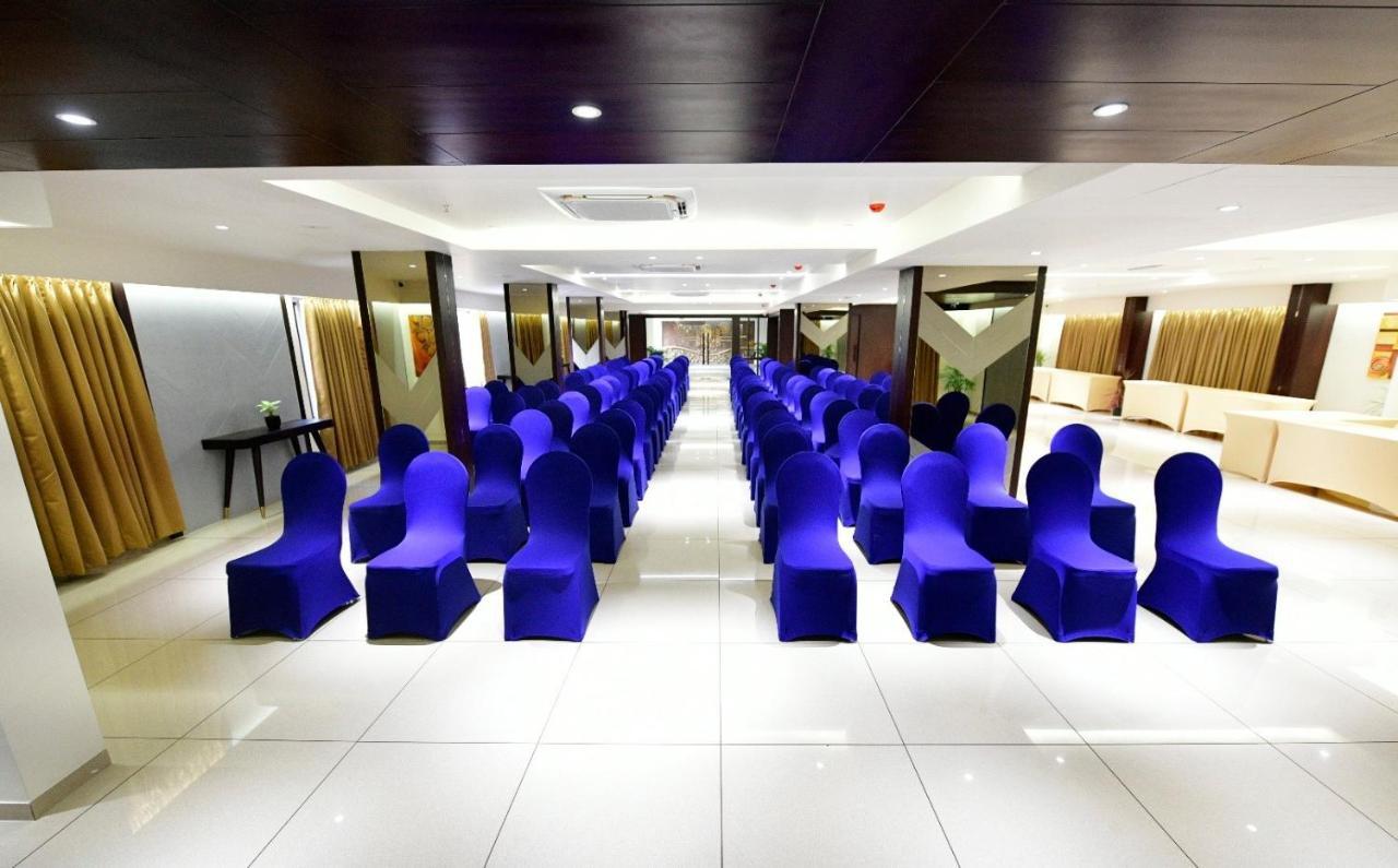 Hotel Cypress Nadiād Extérieur photo