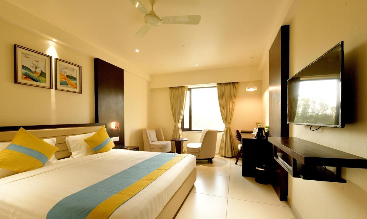 Hotel Cypress Nadiād Extérieur photo