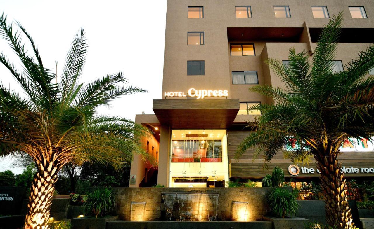 Hotel Cypress Nadiād Extérieur photo