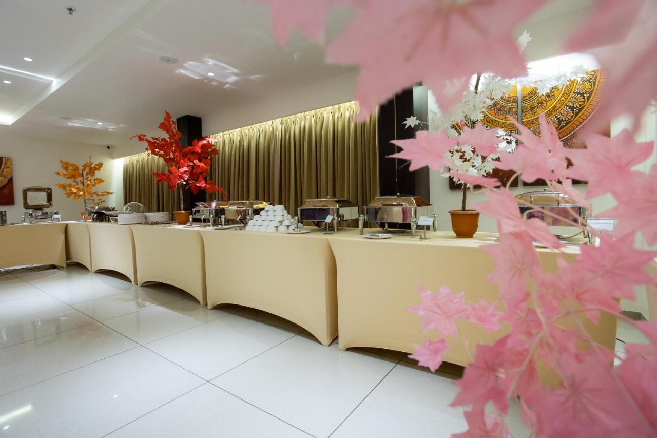 Hotel Cypress Nadiād Extérieur photo