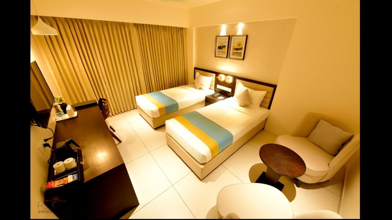 Hotel Cypress Nadiād Extérieur photo